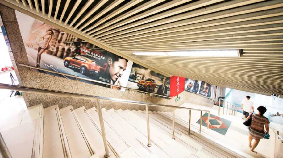 地铁楼梯贴广告发布案例-黄陂南路