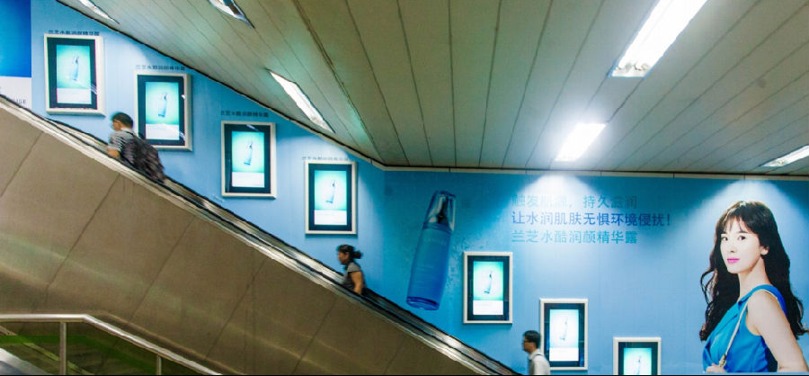 地铁电子梯牌广告