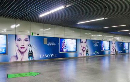 2号线人民广场站地铁换乘通道电子画墙广告