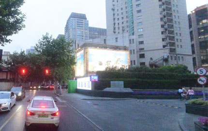 上海新天地领展企业广场车库入口处经纬公寓西北角墙面灯箱