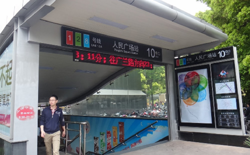 上海地铁出入口滚动灯箱广告