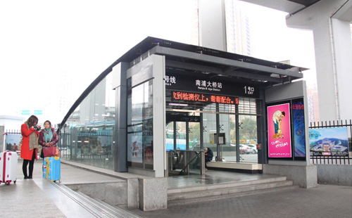 上海地铁出入口滚动灯箱广告